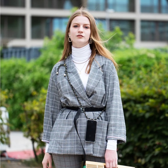 XOUXOU iPhone 14 Pro case with eyelets and strap - Picture 4 of 4